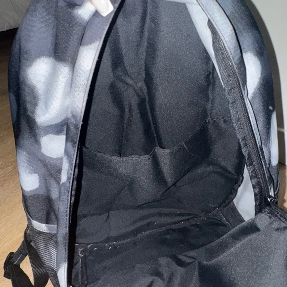UNISEX Nike,Black and White Men, boys and girls Backpack with detachable strap - Picture 5 of 7